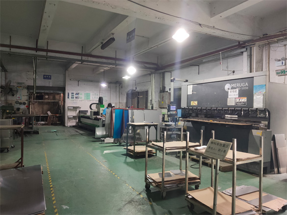 防靜電工作臺(tái)加工車間.jpg